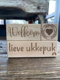 Houten blokken met tekst : "Welkom lieve ukkepuk"