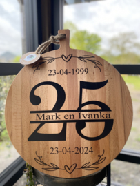 Serveerplank rond 25 gepersonaliseerd met namen en data