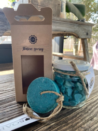 Serveerplank met de tekst alleen maar liefde voor jou - zeeppompje Met iedere spetter en spat hou ik (meer) van jou mijn allerliefste schat - Giftset soap wild roses