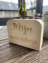 Houten koffertje met leren handvat