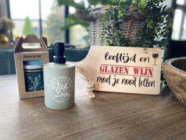 Plankje leeftijd en glazen wijn + zeeppompje with love + giftset soap Italian spring