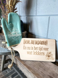 Ovenhandschoen met de tekst `Het was gewoon een fantastisch schooljaar Bedankt voor alles`+ serveerplank `Lieve juf bedankt'`