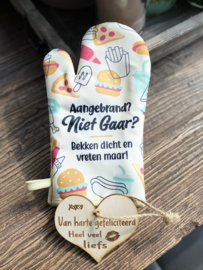  Ovenhandschoen met de tekst `Aangebrand? Niet gaar? Bekken dicht en vreten maar!.`+ hartje Liefs