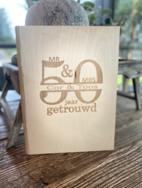 Houten kaft A4 formaat met de tekst 50 jaar getrouwd + eigen naam