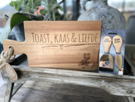 Serveerplankje toast, kaas & liefde + mesjes Don't worry Brie happy