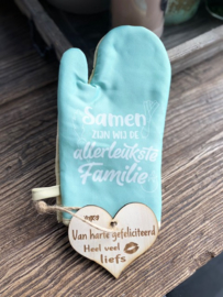 Ovenhandschoen met de tekst `Samen zijn wij de allerleukste familie`+ hartje Liefs