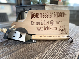 Cadeaupakket Meester-serveerplankje Meester  bedankt + barbecuespatel  met de tekst bedankt voor een superleuk schooljaar