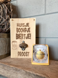 Tekstbord huisje boompje biertje + bieropener + glas echte vrienden