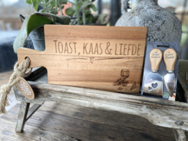 Serveerplankje toast, kaas & liefde + mesjes The secret ingredient is always cheese