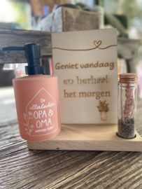 Tekstbordje geniet vandaag en herhaal het morgen in houten plankje + buisje met droogbloempje en lavendel+ zeeppompje de allerliefste opa en oma