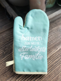 Ovenhandschoen met de tekst "Samen zijn wij de allerleukste familie"