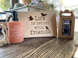 Serveerplankje life is better with friends + zeeppompje vriendschap + giftset soap lavender fields