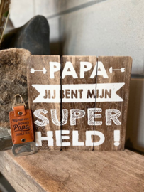 Cadeaupakket papa - vader / Tekstbordje 20 cm Papa jij bent mijn superheld + Bieropener Bonuspapa
