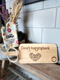 Ovenhandschoen met de tekst `Lieve oma, jij bakt met je hart en dat proef je` + Broodplank Oma's hapjesplank