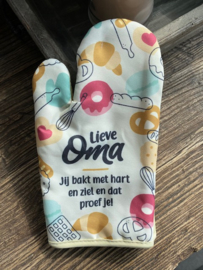  Ovenhandschoen met de tekst `Lieve oma, Jij bakt met hart en ziel en dat proef je.`