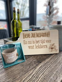 Serveerplankje Lieve juf bedankt en Theeglas met de tekst Bedankt voor een supergezellig schooljaar