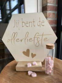 Muurcirkel Hexagon in houder Jij bent de allerliefste + glazen buisje met roze zeephartjes