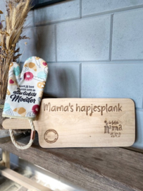 Ovenhandschoen met de tekst `Want jij bent gewoon echt de allerliefste moeder` + Broodplank met de tekst Mama's hapjesplank