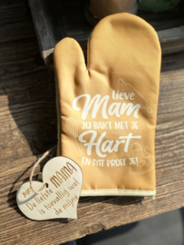 Ovenhandschoen met de tekst `Jij bakt met hart en ziel en dat proef je.`+ hartje liefste mama