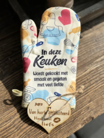 Ovenhandschoen met de tekst `In deze keuken wordt gekookt met smaak en gegeten met veel liefde`+ hartje Liefs