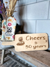 Ovenhandschoen met de tekst `50 jaar Nu echt een ouwe koekenbakker.`+ Serveerplank Cheers to 50 years