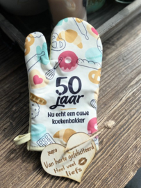 Ovenhandschoen met de tekst `50 jaar Nu echt een ouwe koekenbakker.`+ hartje Liefs