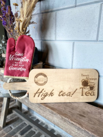Ovenhandschoen met de tekst `Lieve vriendin met jou is het altijd genieten.`+ serveerplank High Tea