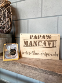 Tekstbordje papa's  mancave (cola) + glas levensgenieter