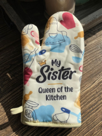 Ovenhandschoen met de tekst "My Sister Queen of the kitchen"