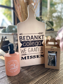 Plankje collega + zeeppompje zorgheld + giftset soap grey