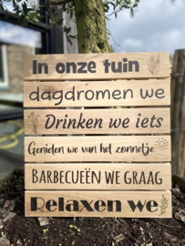 Wandbord - Tuinbord - Muurdecoratie buiten - in onze tuin - 40x45 cm