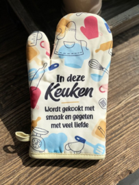 Ovenhandschoen met de tekst "In deze keuken wordt gekookt met smaak en gegeten met veel liefde"