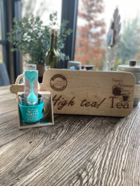 Serveerplank; High tea / Theeglas Met jou is een theetje.... / Theezeefje Gezelligste theeleut