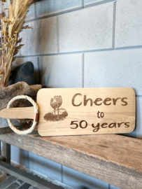 Serveerplank met de tekst Cheers to 50 years