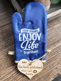 Ovenhandschoen met de tekst `Good friends enjoy life together.`+ hartje Liefs