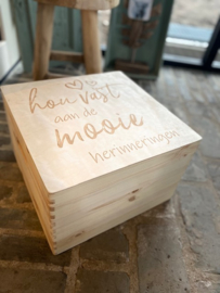 Houten kist maat 30x30 cm  - met deksel met daarop de tekst; Hou vast aan de mooie herinneringen (hartjes) of eigen tekst