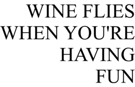 Wijnfles etiket: Wine flies when you're having fun