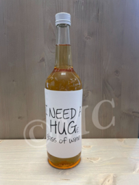 Wijnfles etiket: i need a hug