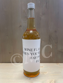 Wijnfles etiket: Wine flies when you're having fun