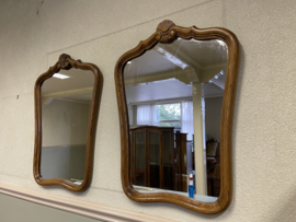 Twee identieke spiegels met eiken lijst