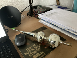 Zilverkleurige piek met 2 ballen metmooie tekening.