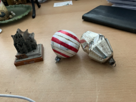 Diverse zilverkleurige kerstballen, papier mache paddenstoeltjes, kersthuisje