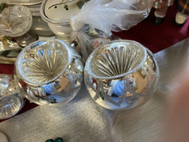 2 grote antieke zilverkleurige kerst deukballen