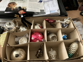 14 verschillende antieke Kerstballen en figuren