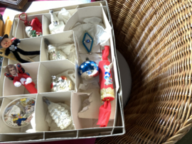 Diverse antieke Kerstballen en antieke Kersrversieringen