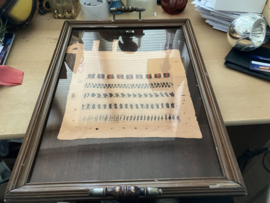 antiek houten dienblad met glas waaronder een stekenlap