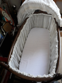 Antieke wieg met kap en  broderie bekleed