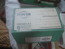 Originele doos van Isover gevuld met glaswol.