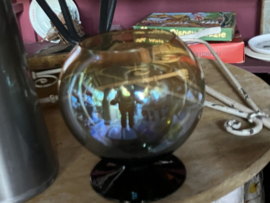 antieke bolronde vaas met allerlei kleuren glas