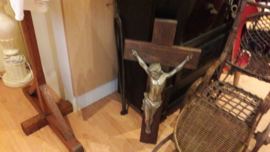 Houten kruis met tinnen Christus beeld